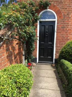 Geleneksel siyah kapı, Norwich, Doğu Anglia İngiltere 'deki tuğla evde. Yüksek kalite fotoğraf