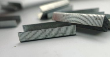 Makro çekim, beyaz arka planda zımba için metal zımba yığını