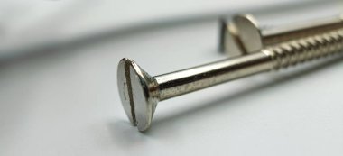 Beyaz arka planda farklı perspektiflerden bir vida