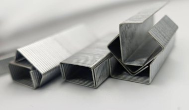 Makro çekim, beyaz arka planda zımba için metal zımba yığını