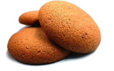 Beyaz arka planda çikolatalı kurabiyeler