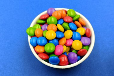 Çikolata Şekerleri mavi üzerine