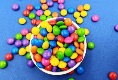 Çikolata Şekerleri mavi üzerine