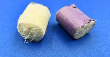 mavi bir arka plan üzerinde tıbbi sargı.