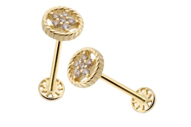 Beyaz arkaplanda izole edilmiş altın küpeler.