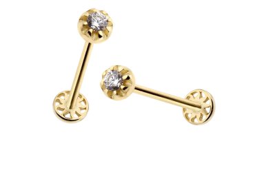 Beyaz arkaplanda izole edilmiş altın küpeler.