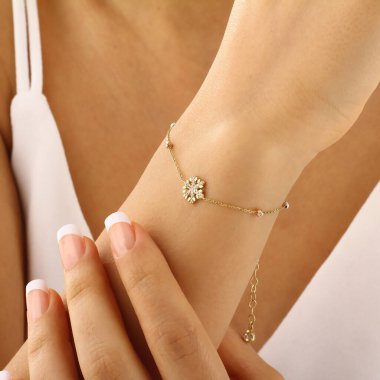 Elmas kolyeli güzel bir kadın.