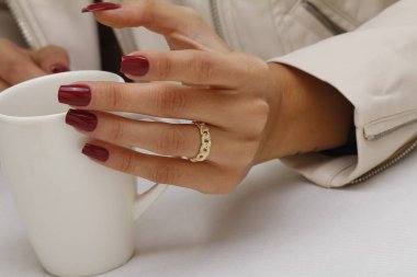 Kolye, küpe ve yüzük takan güzel bir kadın. Mücevher mankeni