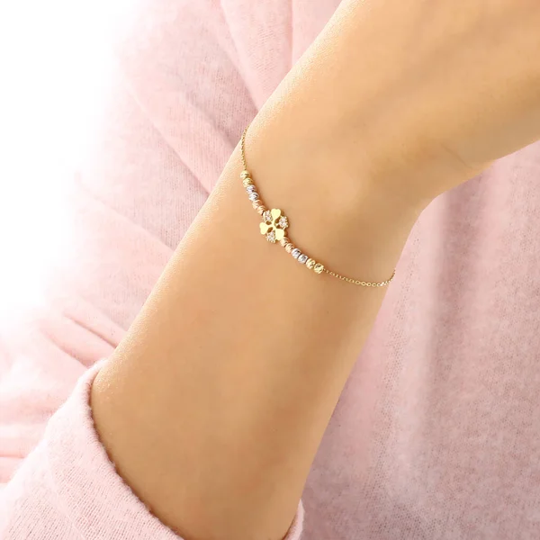 Vrouwelijke Hand Met Gouden Armband — Stockfoto