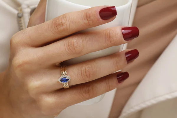 Όμορφο Γυναικείο Χέρι Κοσμήματα Λευκό Φόντο Κλείσιμο Των Νυχιών Της — Φωτογραφία Αρχείου