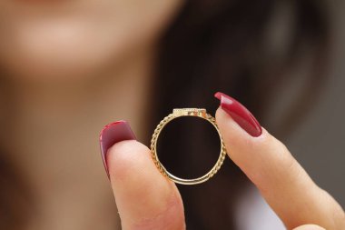 Elmasla yüzük tutan kadın elleri