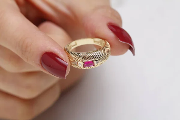 Close Van Een Vrouwelijke Hand Met Een Gouden Ring Met — Stockfoto