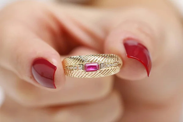 Közelkép Egy Kezéről Aki Gyémántgyűrűt Tart — Stock Fotó