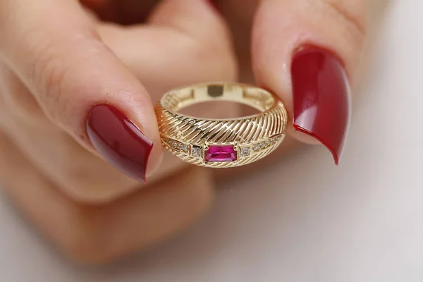 Közelkép Egy Női Kéz Kezében Egy Arany Gyűrű Piros Szalaggal — Stock Fotó