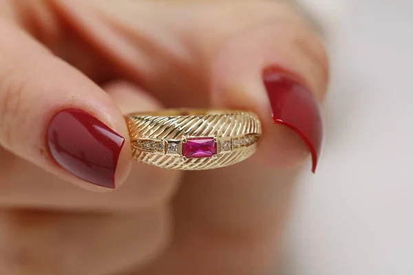 Close Van Een Vrouwelijke Hand Met Een Rode Diamanten Ring — Stockfoto