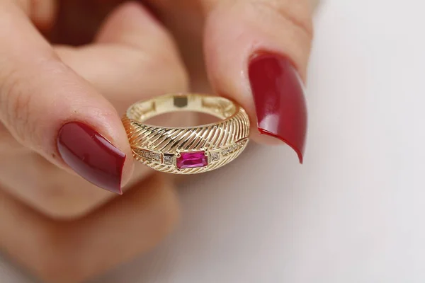 Vrouwelijke Hand Met Een Gouden Ring Een Witte Achtergrond — Stockfoto