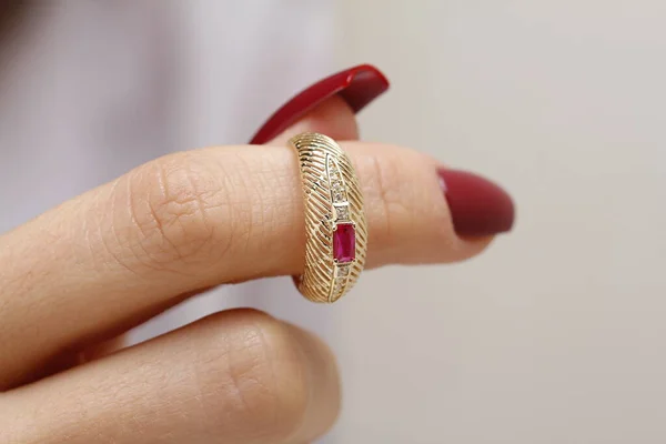 Κοντινό Πλάνο Θηλυκού Χεριού Που Κρατά Διαμαντένιο Δαχτυλίδι — Φωτογραφία Αρχείου