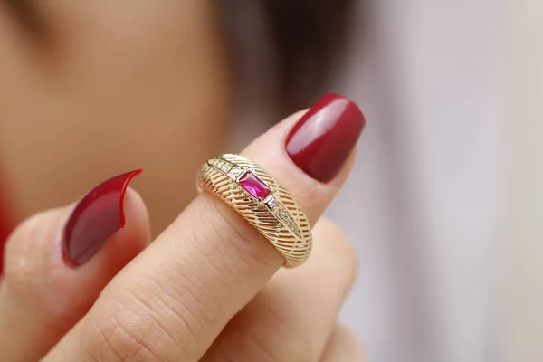 ダイヤモンドリングを持つ女性の手の近くに — ストック写真