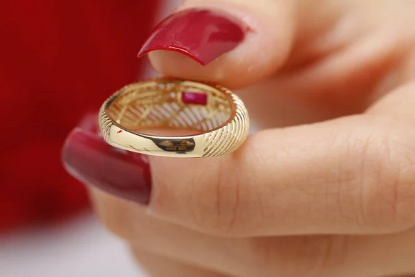 Közelkép Egy Piros Szívű Gyűrűről — Stock Fotó
