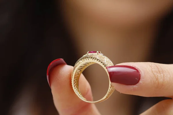 Prsten Zlatými Kroužky Černém Pozadí — Stock fotografie