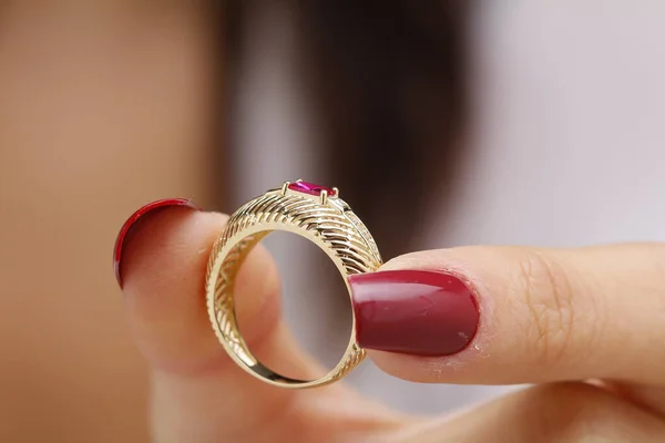 Jegygyűrűk Egy Női Kézen — Stock Fotó