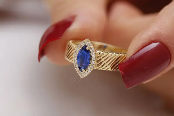 Közelkép Egy Gyémántgyűrűt Tartó Női Kézről — Stock Fotó