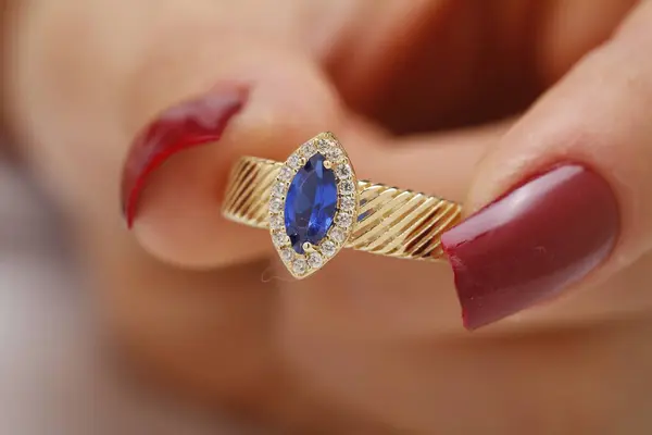 배경에 다이아몬드 반지를 여성의 가까이 — 스톡 사진