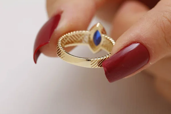 Vrouw Met Een Gouden Ring Een Witte Achtergrond — Stockfoto