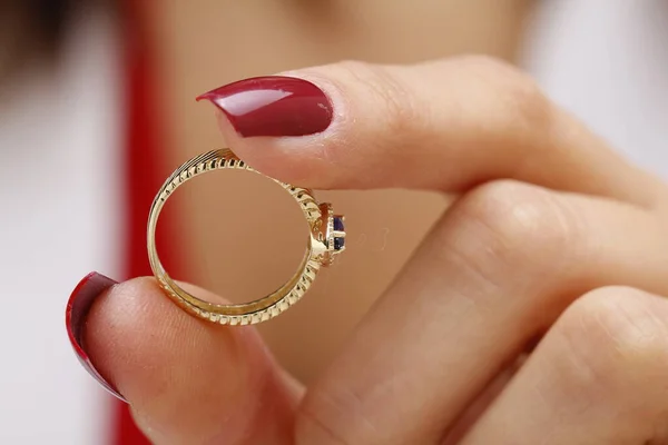 Anéis Casamento Com Anel Ouro Fundo Branco — Fotografia de Stock