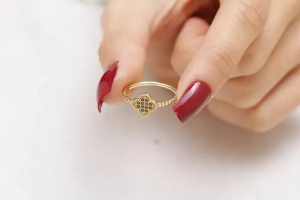 Vrouw Hand Met Een Gouden Ring Een Witte Achtergrond — Stockfoto