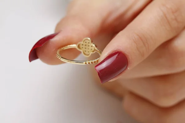 Gouden Ring Met Zilveren Glitter Een Vrouwenhand — Stockfoto