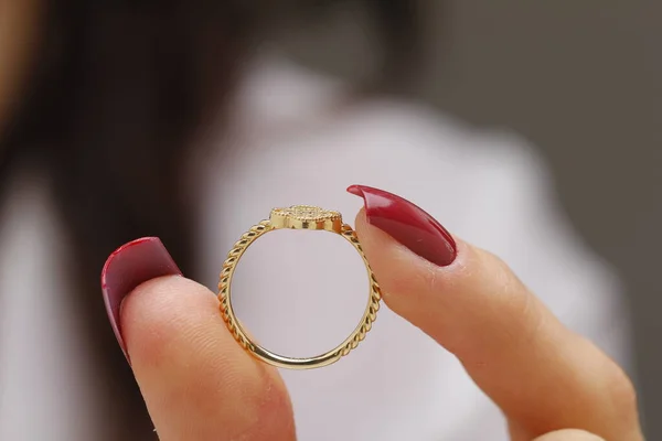 Közelkép Egy Női Kézről Aki Arany Gyűrűt Tart Fehér Alapon — Stock Fotó