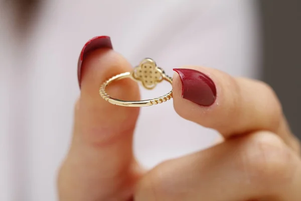 Close Van Een Hand Met Een Diamanten Ring — Stockfoto