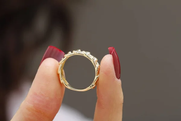 Γυναικείο Χέρι Που Κρατά Ένα Χρυσό Δαχτυλίδι Λευκό Φόντο — Φωτογραφία Αρχείου