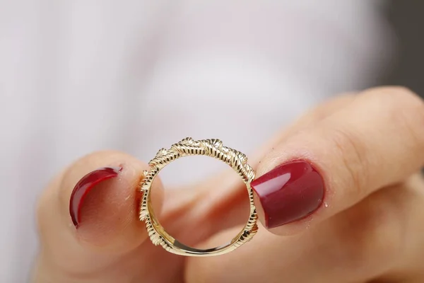 Ring Mit Goldenem Herz Auf Weißem Hintergrund — Stockfoto