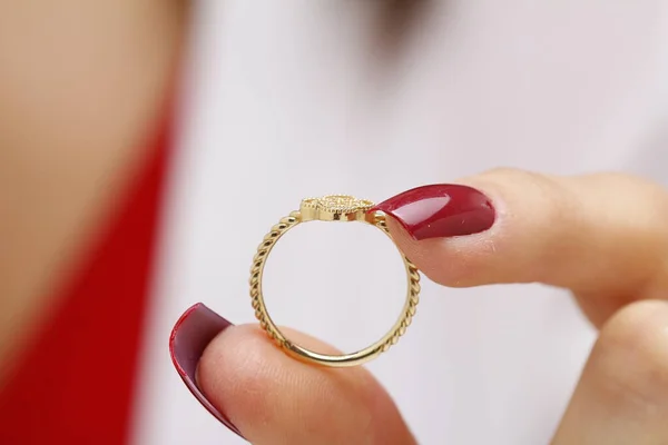 Közeli Kilátás Női Kéz Megható Arany Gyémánt Gyűrű Jegygyűrűk Egy — Stock Fotó