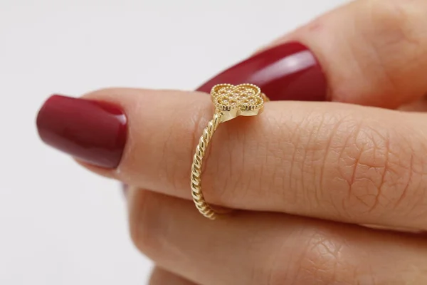 Ring Med Diamant Och Guld Ringar Vit Bakgrund — Stockfoto