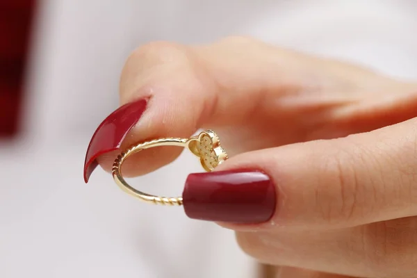 Közelkép Egy Női Kézről Piros Gyűrűvel Fehér Alapon — Stock Fotó