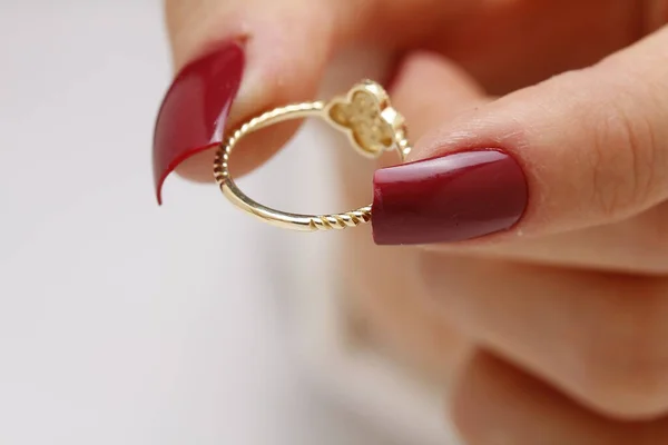 赤いダイヤモンドリングを持つ女性の手の近くに — ストック写真