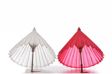 bir kağıdın arka planında beyaz şemsiye