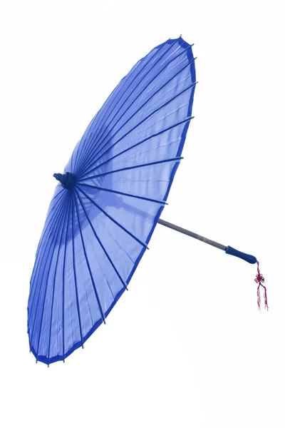 Niebieski Parasol Białym Materiałem Odizolowany Tle — Zdjęcie stockowe