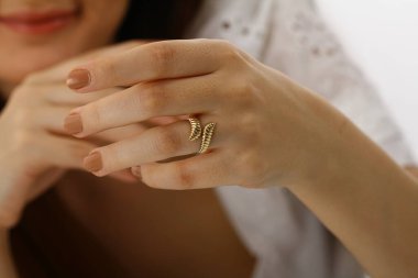 Lüks aksesuarları olan güzel bir esmer kızın portresi. Mücevherleri olan güzel bir kız. Model