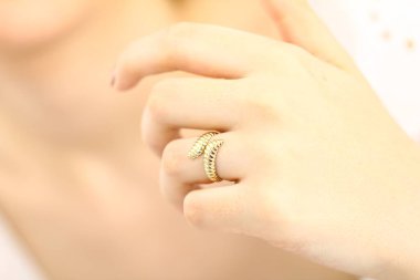 Lüks aksesuarları olan güzel bir esmer kızın portresi. Mücevherleri olan güzel bir kız. Model