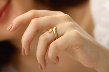 Lüks aksesuarları olan güzel bir esmer kızın portresi. Mücevherleri olan güzel bir kız. Model