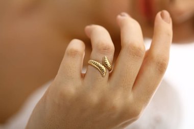 Güzellik Moda Çekici Kız Portresi. Klasik stil eldiven giyen kız. Mücevherler. Mücevherler. Cazibeli saç stili ve makyaj. Seksi Kızıl Dudaklar. Elmas yüzük. Retro Kadın Portresi