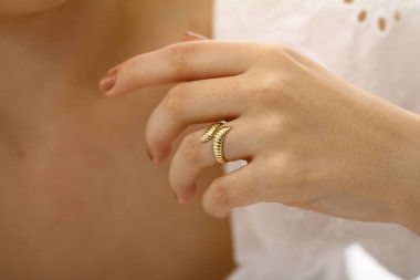 Güzellik Moda Çekici Kız Portresi. Klasik stil eldiven giyen kız. Mücevherler. Mücevherler. Cazibeli saç stili ve makyaj. Seksi Kızıl Dudaklar. Elmas yüzük. Retro Kadın Portresi