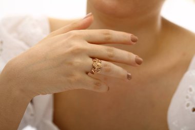 Güzellik Moda Çekici Kız Portresi. Klasik stil eldiven giyen kız. Mücevherler. Mücevherler. Cazibeli saç stili ve makyaj. Seksi Kızıl Dudaklar. Elmas yüzük. Retro Kadın Portresi