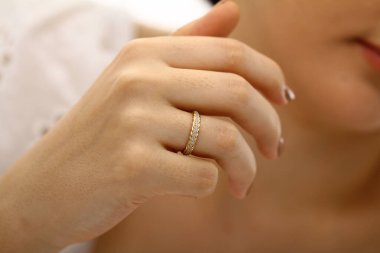 Güzellik Moda Çekici Kız Portresi. Klasik stil eldiven giyen kız. Mücevherler. Mücevherler. Cazibeli saç stili ve makyaj. Seksi Kızıl Dudaklar. Elmas yüzük. Retro Kadın Portresi