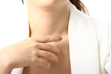 Altın makyajlı ve aksesuarlı model kız yüzü