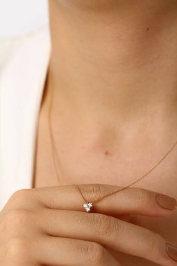 Altın makyajlı ve aksesuarlı model kız yüzü